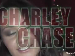 काली लड़की, चार्ली चेस को दैनिक आधार पर गुदा सेक्स करना पसंद है, जब तक कि वह सह