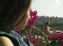 बहुत बढ़िया एशियाई लड़की अपने स्तन दिखाती है और पोर्नस्टार एजेंट को मुंडा चूत