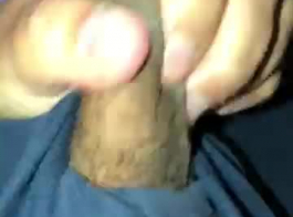 सेक्सी स्ट्रोकिंग शौकिया उसके मुंडा योनी से दिखाता है