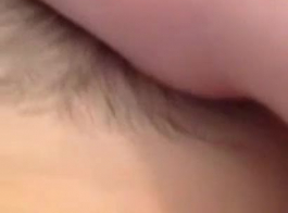 एक यादृच्छिक अश्लील वीडियो कास्टिंग के दौरान शॉर्ट बालों वाली बेब धीरे से बीबीसी चूस रही है और इसका आनंद ले रही है