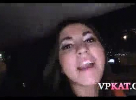सेक्सी श्यामला ने एक अश्लील वीडियो बनाने का फैसला किया, क्योंकि उसे तुरंत पैसे चाहिए