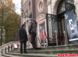 एम्स्टर्डम स्लट अपनी महिला मित्र का आनंद ले रहा है, इससे पहले उसकी रसदार चूत के ऊपर गले