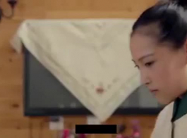 जापानी नौकरानी, अकीज़ुकी काओरी एक ही समय में दो काले वेजी लंड के साथ भर जा रही है