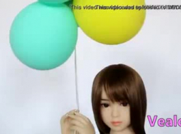 भव्य एशियाई गुड़िया tugs कि बड़ा लिंग पीओवी शैली