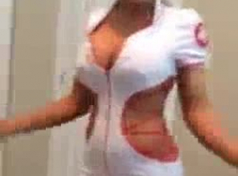 बस्टी नर्स मर्लिन को अपने गहरे बॉडीफकिंग स्तन के साथ रगड़ती है