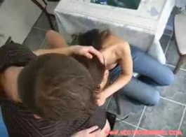 बस्टी श्यामला एक काले आदमी के साथ सेक्स करते हुए, मेज पर, उसकी बालों वाली चूत को उँगलियाँ दे रही है