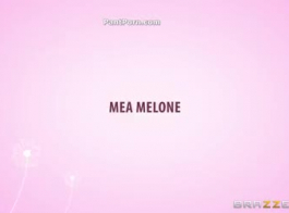 Mea Melone एक अजनबी के डिक को चूस रहा है और इसे किसी भी चार्ज से पूरी तरह से मुक्त कर रहा है