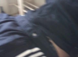 ब्लैक स्टॉकिंग्स में सींग का आदमी, कार्ल स्टारलेट पूरी तरह से नग्न हो गया और उसने अपनी महिला छात्र को सोफे पर गड़बड़ कर दिया।