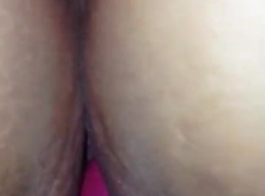 टैटू वाली पत्नी ने गुलाबी चूत के होंठों को एक कठोर डोंग लेने के लिए अपनी गांड की दरार को फैलाने के लिए फैलाया।