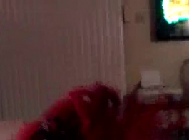 लाल बालों वाली लड़की अपने पागल पैरों को कैमरे के सामने, सिर्फ मनोरंजन के लिए खींच रही है।