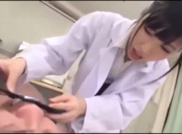 जापानी पेशाब बुत लड़की माउथफकिंग के बाद सिर दे रही है