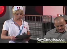 कामुक गोरा नर्स अपने सींग के मरीज के विशाल मुर्गा को चूस रही है, एक गंदे कार्यालय के बीच में।