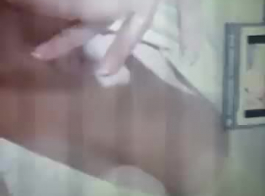 डर्टी गोरा फूहड़ अपने काले दोस्त के साथ सेक्स करते समय अपने बड़े स्तन के साथ खेलना पसंद करता है।
