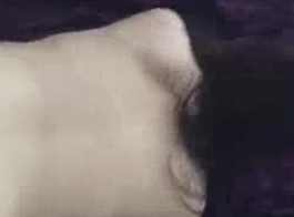 छोटे स्तन के साथ सुडौल एशियाई फूहड़ एक आदमी के साथ गहरी है जिसे वह सबसे ज्यादा पसंद करती है