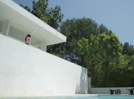 सुंदर, एनिमेटेड श्यामला अपने स्विमिंग पूल के बगल में सेक्स कर रहा है, जबकि उसका प्रेमी घर पर है