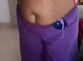 सेक्सी कपड़े में हॉट गोरा भारतीय बेब उसकी चूत के साथ खेलते समय गड़बड़ हो रहा है