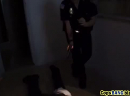 बेडरूम के बगल में ग्रुप सेक्स करते हुए भी असली महिला पुलिस अपनी नौकरी का आनंद ले रही हैं