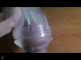 एक ग्लास डिल्डो का उपयोग करके बस्टी आबनूस।