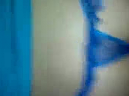 हॉर्नी एमआईएलए, मीना मालिसा अपने युवा प्रेमी की रॉक हार्ड मीट स्टिक द्वारा नंगा हो रही है।