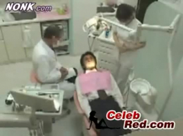 बस्टी जापानी नर्स अपनी बात करती है जबकि उसके मरीज देखते हैं