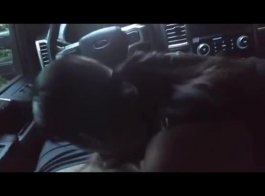 लेटेक्स कोर्सेट में बस्टी श्यामला, अनीसा केट अपने प्रेमी के डिक की सवारी करते हुए अपनी कार में हस्तमैथुन कर रही है।