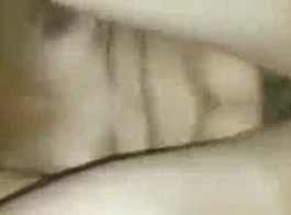 एक आदमी कर रही अधोवस्त्र में सेक्सी भारतीय मिल्फ़