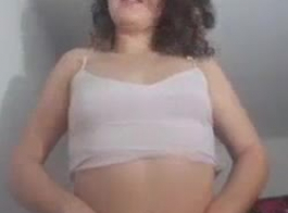 सेक्सी स्पेनिश ग्लैमकोर बेब रगड़ उसके मुंडा योनी।