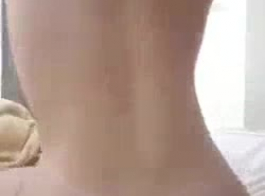 एक लड़की के साथ अनन्य वेब कैम blowjob दृश्य जिसका टैटू उसके शरीर और चूत को खींच रहा है।