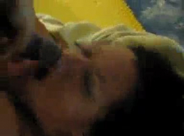 लैटिन स्लट एक आदमी को चोद रहा है जो एक होटल के कमरे के फर्श पर उसका साथी नहीं है।