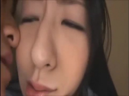 फूहड़ जापानी महिला के चेहरे पर एक बड़ी मुस्कान है क्योंकि वह मुर्गा चूसने वाली है।