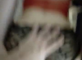 रेविंग टीन, हॉर्नी हंटर अपने वेब कैमरे के सामने विभिन्न सेक्स खिलौनों के साथ खेल रहा है।