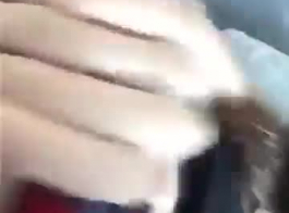 एक स्कूली छात्रा अपने प्रेमी को धोखा दे रही है, जबकि कोई चुपके से उसका वीडियो बना रहा है।
