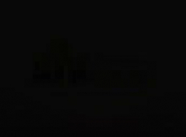 ब्लैक स्टॉकिंग्स में गधा लैटिना जेम स्टीवंस दिखाता है।