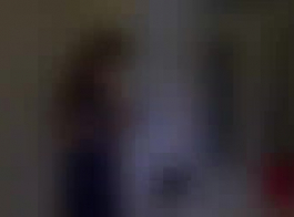 रूसी श्यामला कैमरे के सामने, खुशी के साथ एक शीर्ष और एक टिटजॉब दे रहा है।