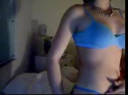 स्कीनी बेब वेबकैम पर उसके बड़े स्तन दिखाता है।