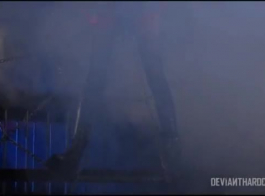जेनिस ग्रिफिथ वेब कैमरे के सामने एक विशाल, काले मांस की छड़ी को चूस रहा है जिसका वह उपयोग कर रही है।