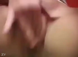 मोहक गोरी महिला झुकती है ताकि उसका गोरा दोस्त बाथरूम में अपनी चूत को टग कर सके।