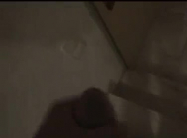 बस्टी ब्लॉन्ड महिला ने अपने पैरों को खुला फैलाया और एक अश्लील वीडियो बनाने के लिए अपने कपड़े उतार दिए।