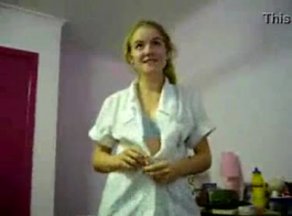 स्टॉकिंग्स में शर्मीली गोरी लड़की कुछ पैसे कमाने के लिए अपने वेब कैमरे के सामने हस्तमैथुन करती है।