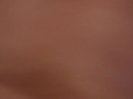 एक सेक्सी गोरा उसकी चूत को कैमरे के सामने खिलवाड़ कर रहा है।