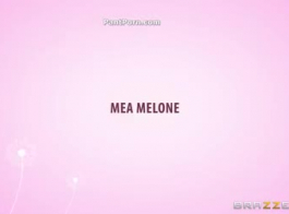 Mea Melone एक बड़ा titted श्यामला है जो हर दिन आकस्मिक सेक्स करना पसंद करता है।